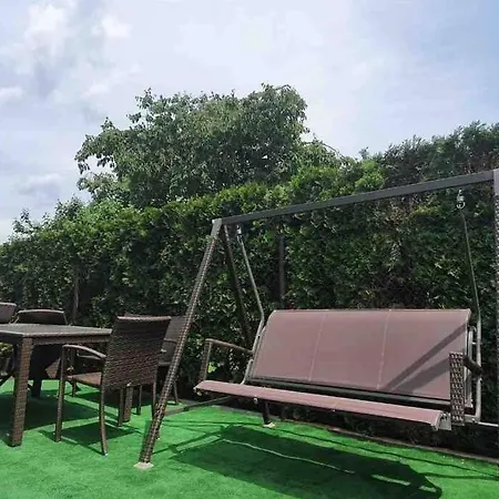 Family With Garden And Parking Spot *